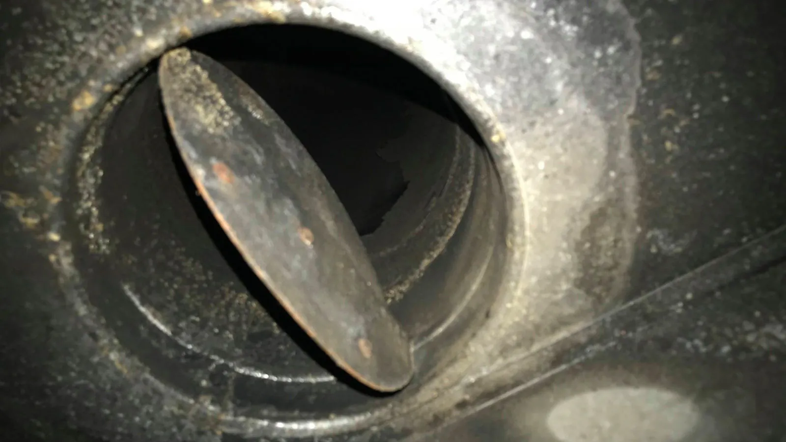 Damper plate inside a cleaned flue